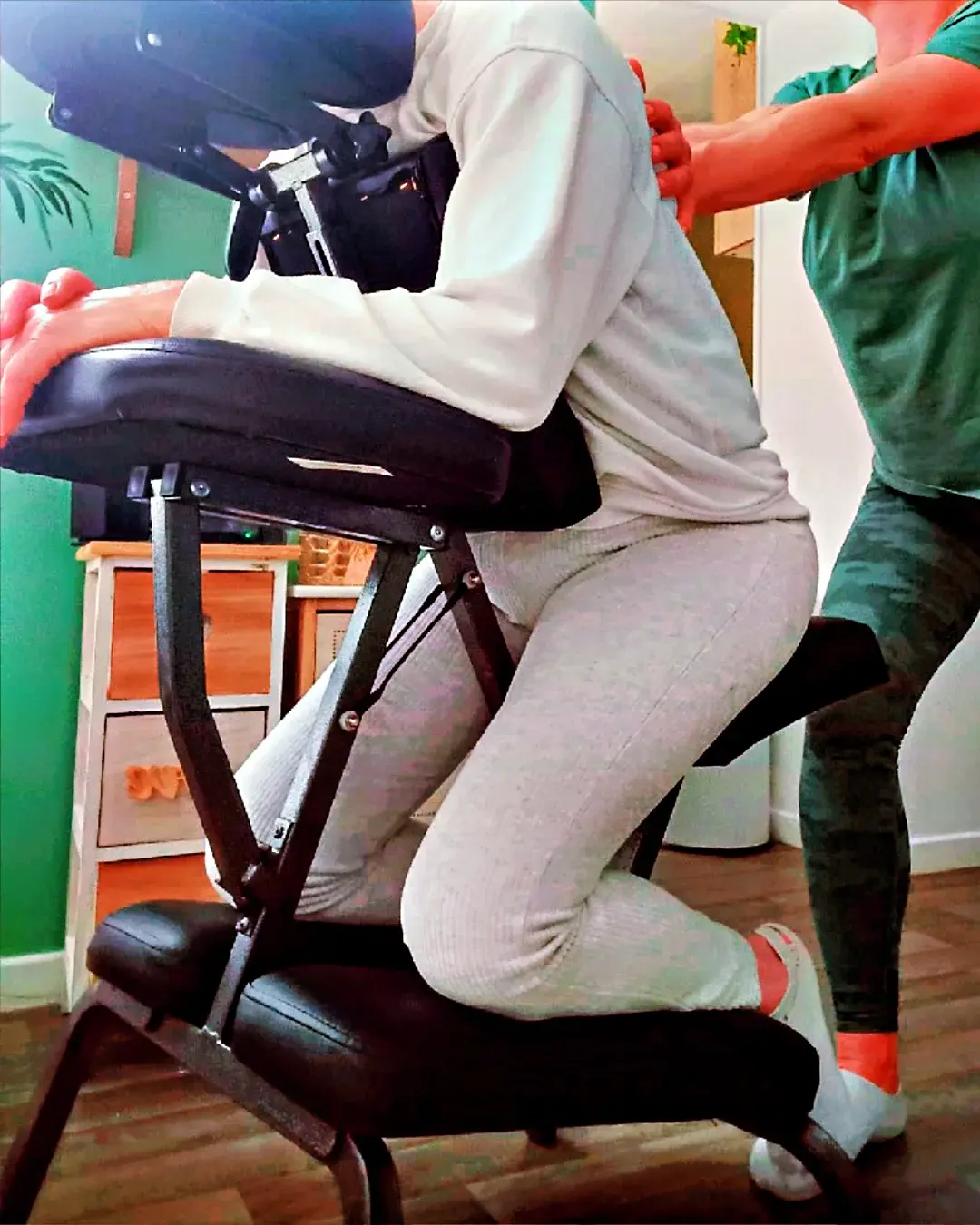 Massage Amma-Assis en Baie de Somme, détente des mains, dos, épaules