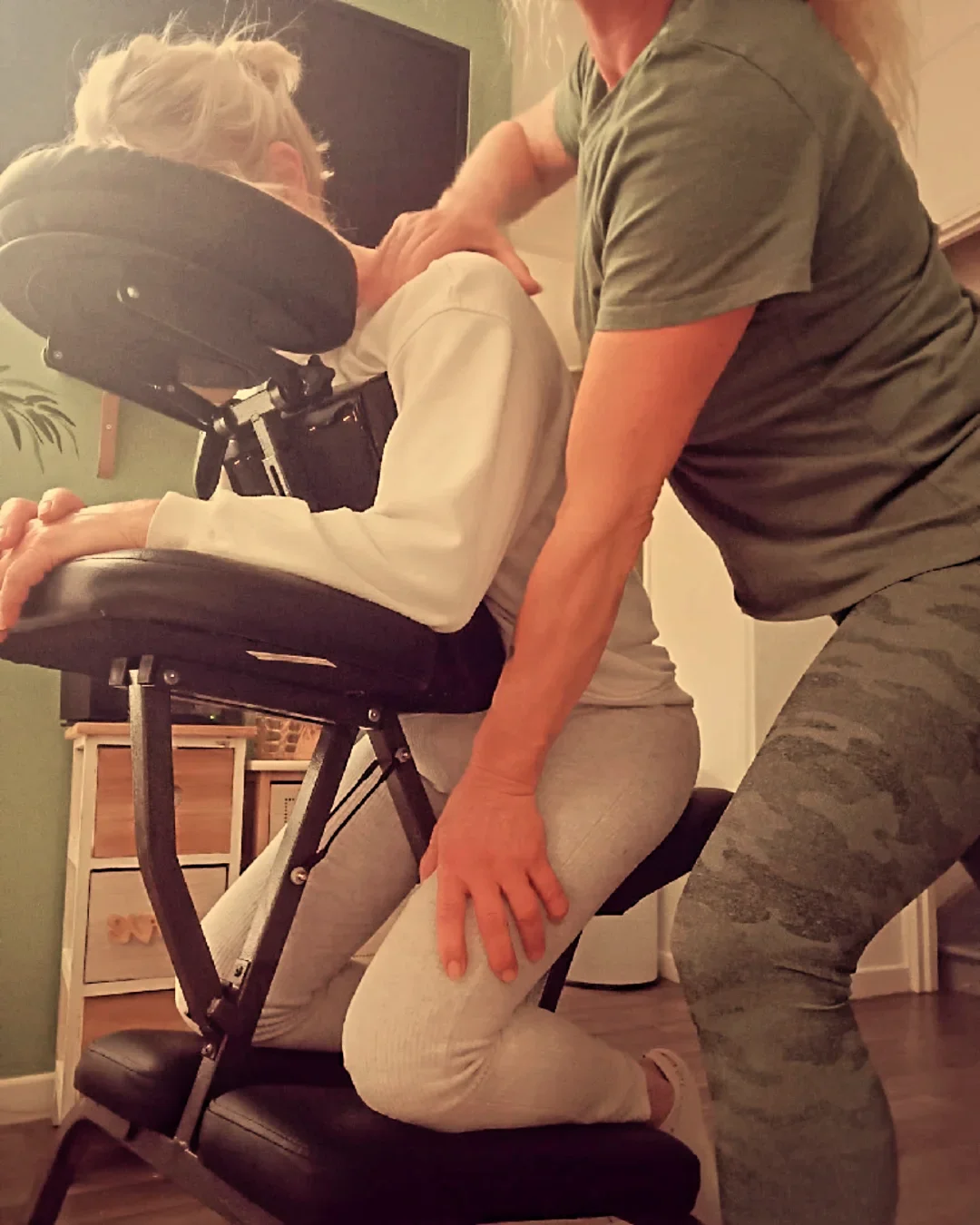 Massage Amma-Assis détente rapide et efficace sur chaise ergonomique 