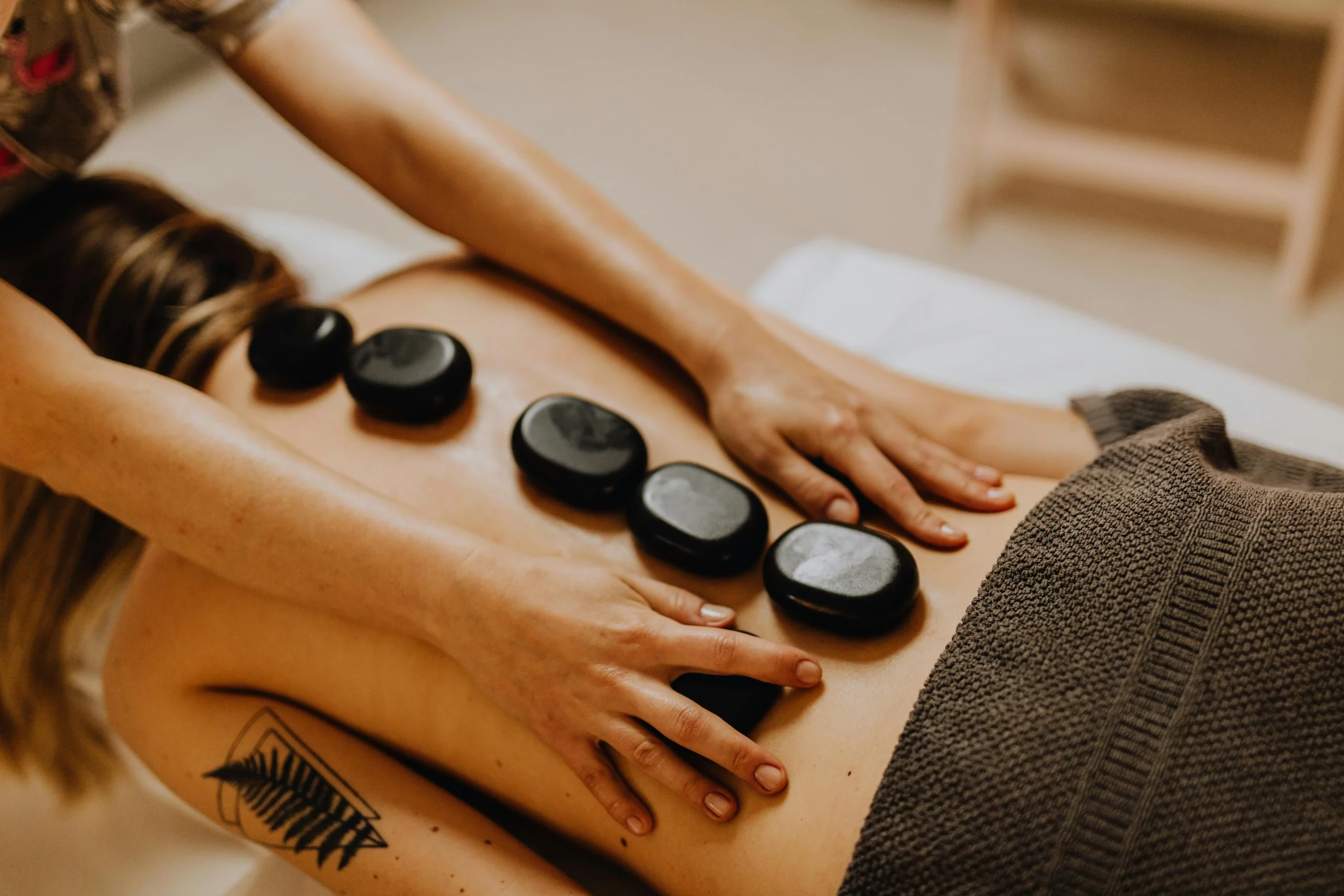 Massage aux Pierres Chaudes chaleur relaxante chez Baie Essentielle en Baie de Somme à 5 minutes de Ault