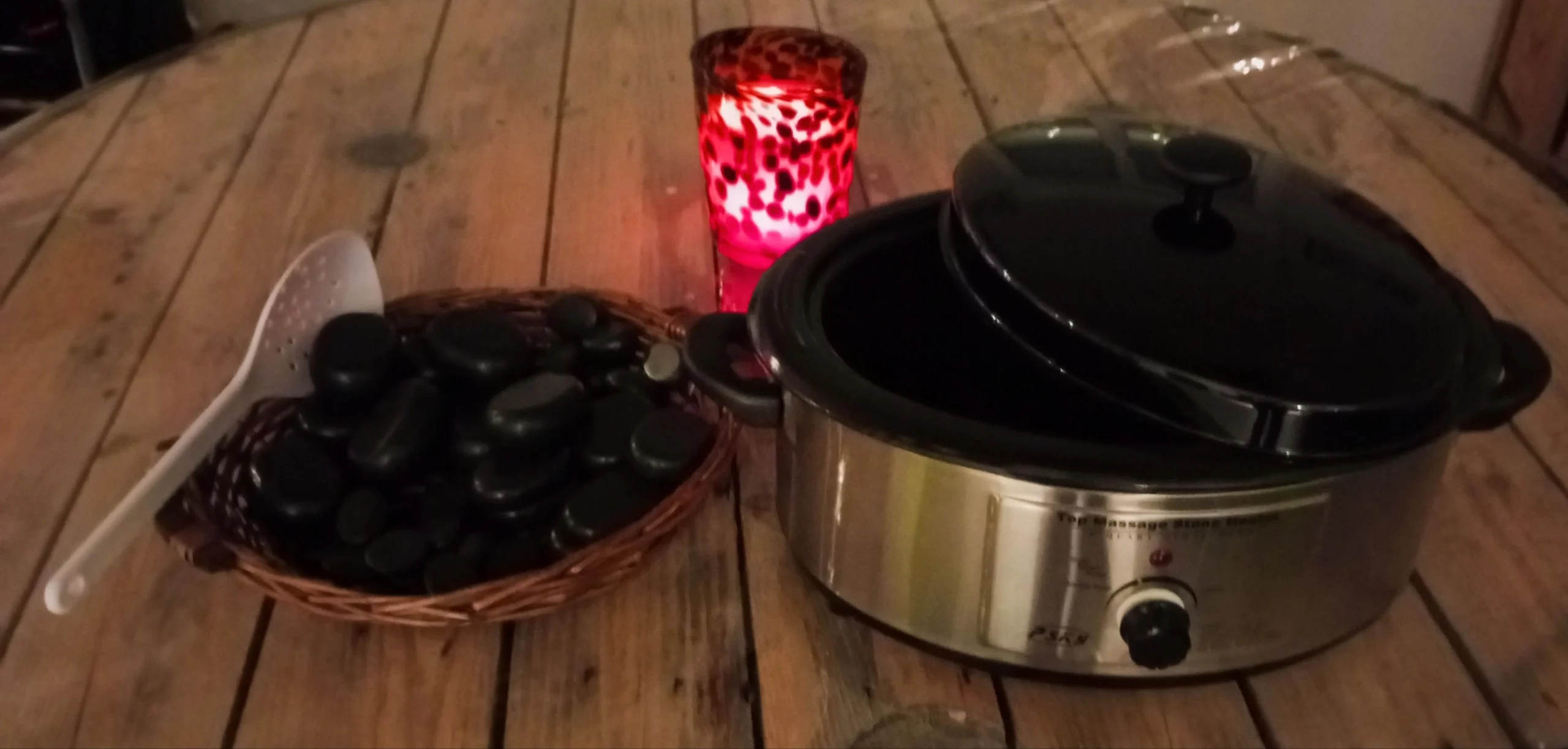 Massage aux pierres chaudes chez Baie Essentielle . Pierres volcaniques